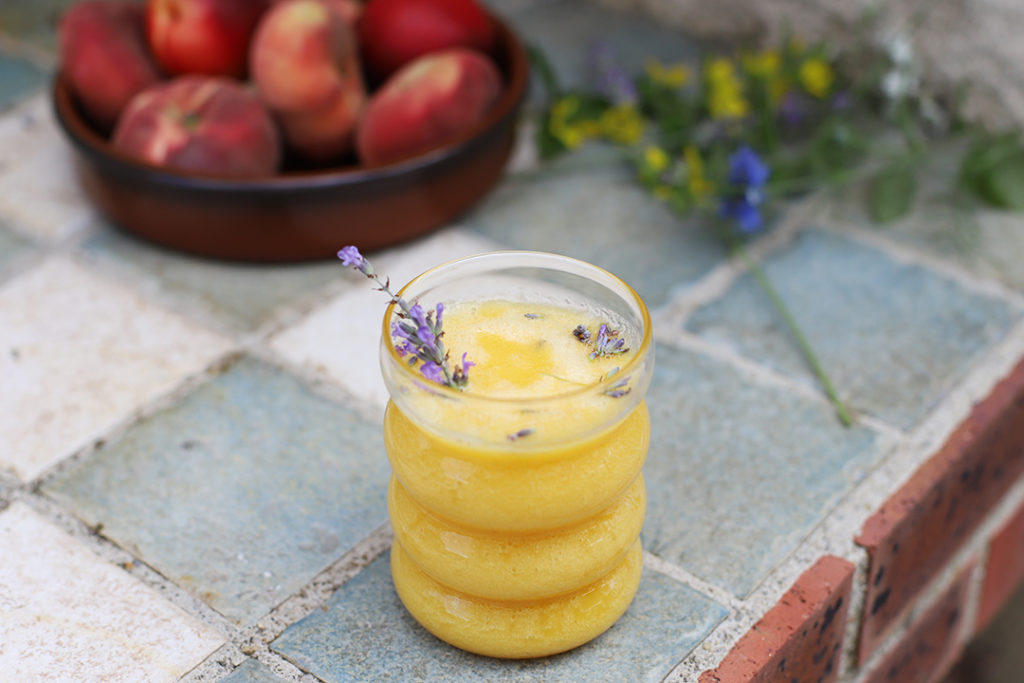 Smoothie jaune au gingembre et au citron